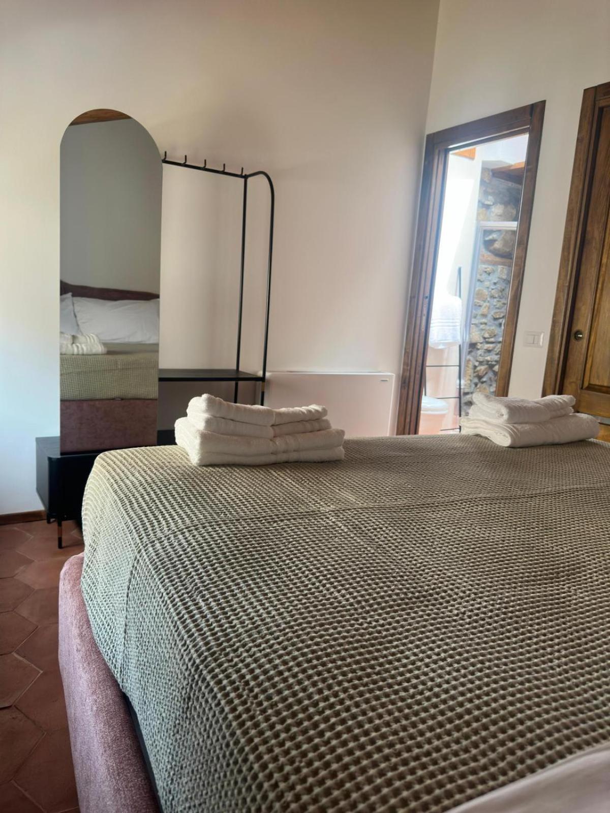 La Mansarda Bed & Breakfast กัสเตลลาบาเต ภายนอก รูปภาพ
